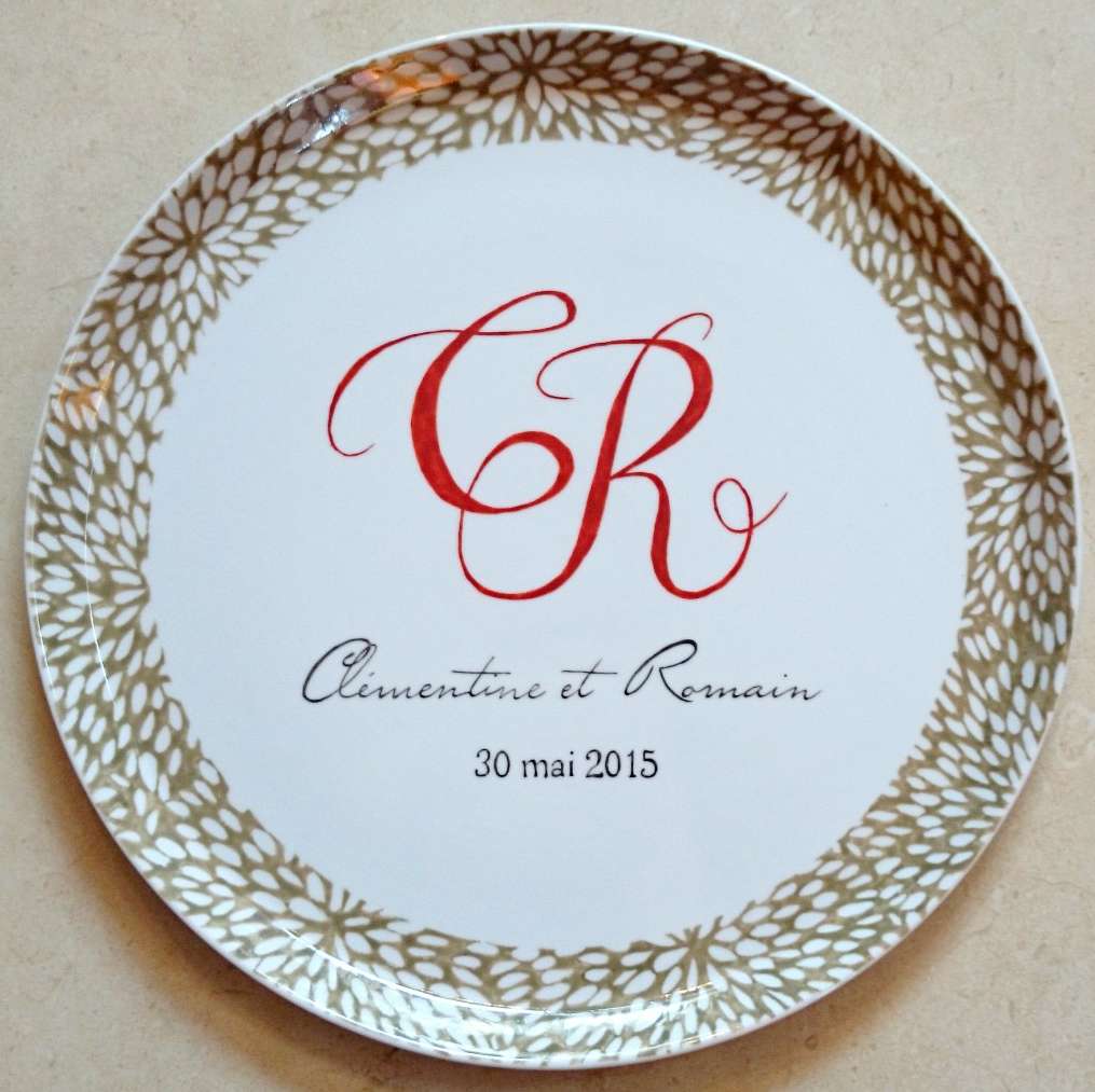 - Cadeau de mariage plat à tarte en porcelaine personnalisé d'après le faire-part de mariage.